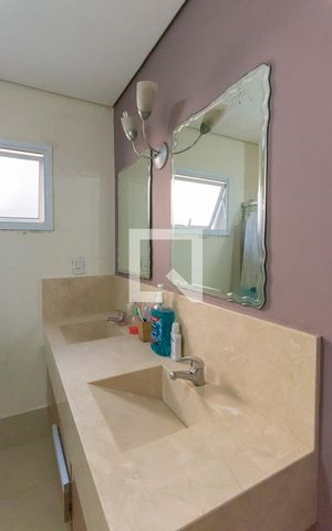 Casa de condomínio à venda com 255m², 3 quartos e 4 vagas Casa de condomínio à venda com 255m², 3 quartos e 4 vagasBanheiro da Suíte 1