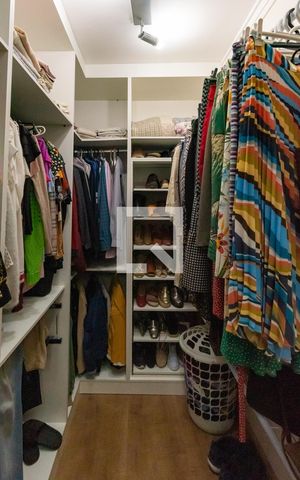 Casa de condomínio à venda com 255m², 3 quartos e 4 vagas Casa de condomínio à venda com 255m², 3 quartos e 4 vagasCloset da Suíte 1