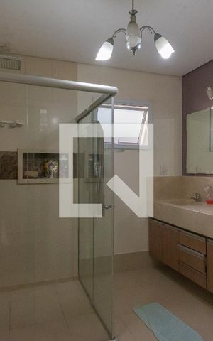 Casa de condomínio à venda com 255m², 3 quartos e 4 vagas Casa de condomínio à venda com 255m², 3 quartos e 4 vagasBanheiro da Suíte 1