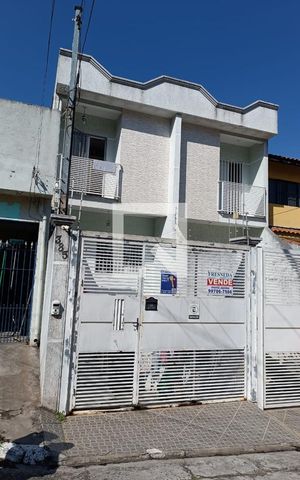 Casa à venda com 150m², 3 quartos e 2 vagas Casa à venda com 150m², 3 quartos e 2 vagasFachada