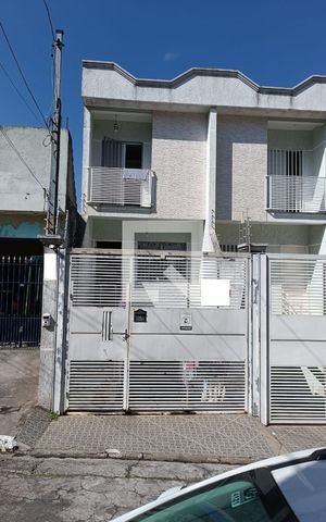 Casa à venda com 150m², 3 quartos e 2 vagas Casa à venda com 150m², 3 quartos e 2 vagasFachada