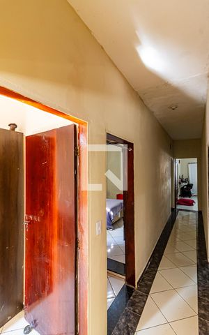 Casa à venda com 215m², 4 quartos e 3 vagas Casa à venda com 215m², 4 quartos e 3 vagasCorredor
