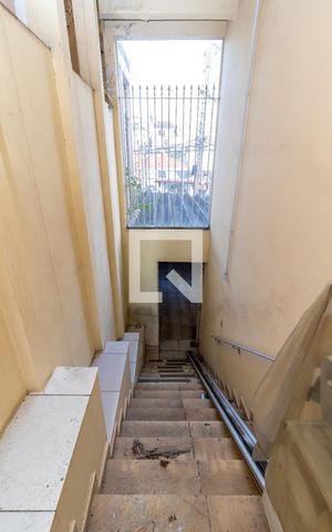 Casa à venda com 295m², 4 quartos e 4 vagas Casa à venda com 295m², 4 quartos e 4 vagasEscada