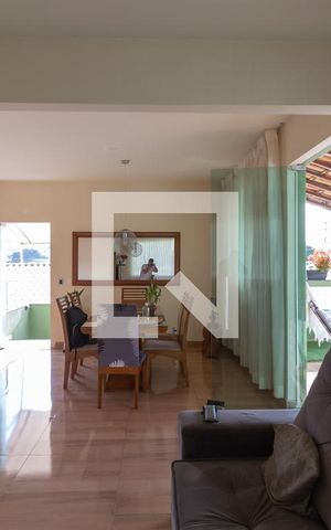 Casa à venda com 223m², 3 quartos e 2 vagas Casa à venda com 223m², 3 quartos e 2 vagasSala