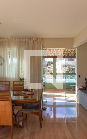 Casa à venda com 223m², 3 quartos e 2 vagas Casa à venda com 223m², 3 quartos e 2 vagasSala