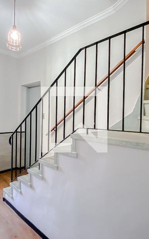 Casa à venda com 225m², 3 quartos e 2 vagasEscada