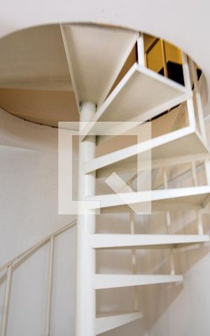 Studio para alugar com 52m², 1 quarto e 1 vaga Studio para alugar com 52m², 1 quarto e 1 vagaEscada de acesso ao piso superior