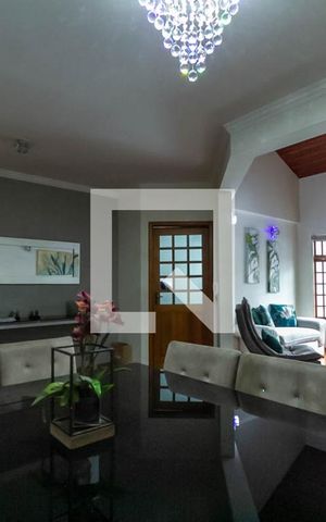 Casa à venda com 352m², 4 quartos e 6 vagas Casa à venda com 352m², 4 quartos e 6 vagasSala de Jantar
