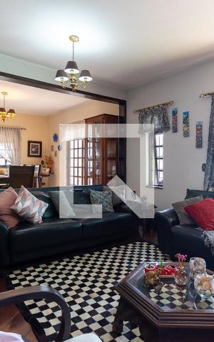 Casa à venda com 320m², 4 quartos e 2 vagas Casa à venda com 320m², 4 quartos e 2 vagasSala