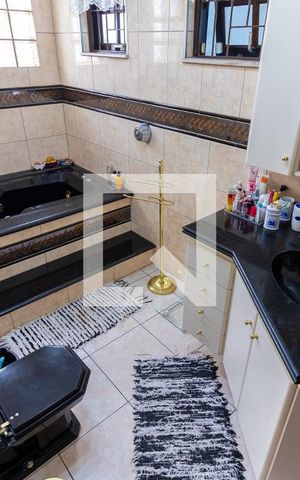 Casa à venda com 320m², 4 quartos e 2 vagas Casa à venda com 320m², 4 quartos e 2 vagasBanheiro da Suíte 1