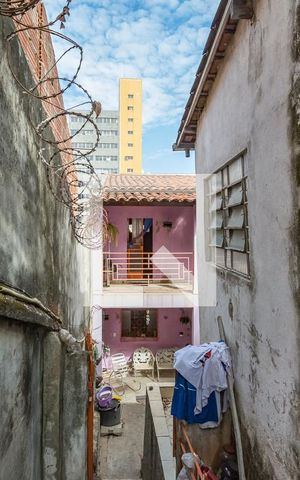 Casa à venda com 260m², 7 quartos e 4 vagas Casa à venda com 260m², 7 quartos e 4 vagasEntrada