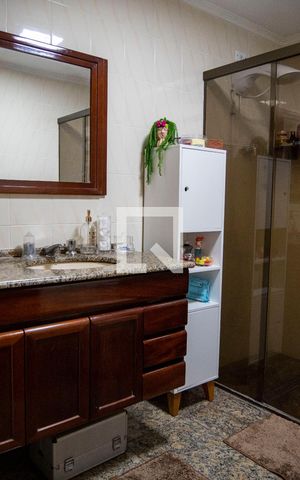 Casa à venda com 220m², 4 quartos e 2 vagasBanheiro 1