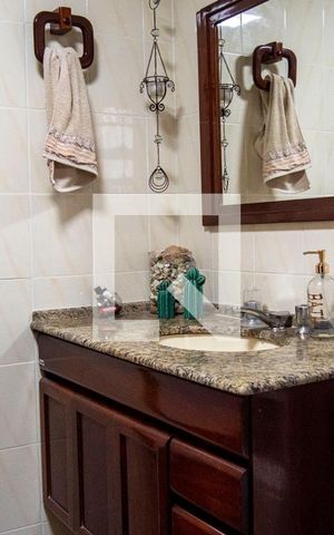 Casa à venda com 220m², 4 quartos e 2 vagasBanheiro 1