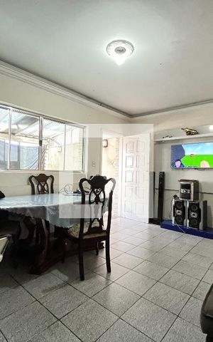 Casa à venda com 100m², 2 quartos e 2 vagas Casa à venda com 100m², 2 quartos e 2 vagasSala