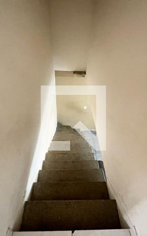 Casa à venda com 100m², 2 quartos e 2 vagas Casa à venda com 100m², 2 quartos e 2 vagasEscada