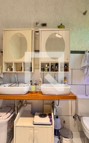 Casa à venda com 175m², 3 quartos e sem vaga Casa à venda com 175m², 3 quartos e sem vagaBanheiro