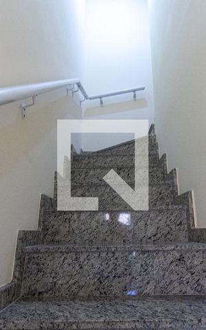 Casa de condomínio à venda com 78m², 2 quartos e 1 vagaEscada