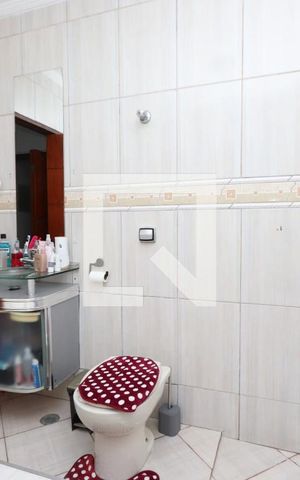 Casa à venda com 1m², 3 quartos e 2 vagas Casa à venda com 1m², 3 quartos e 2 vagasBanheiro da Suíte
