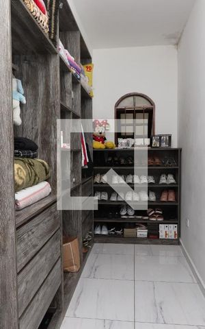 Casa à venda com 1m², 3 quartos e 2 vagas Casa à venda com 1m², 3 quartos e 2 vagasCloset