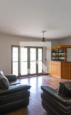 Casa à venda com 700m², 4 quartos e 4 vagas Casa à venda com 700m², 4 quartos e 4 vagasSala