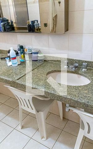Casa à venda com 700m², 4 quartos e 4 vagas Casa à venda com 700m², 4 quartos e 4 vagasBanheiro da suíte 1