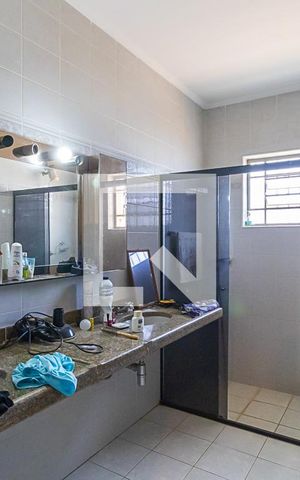 Casa à venda com 700m², 4 quartos e 4 vagas Casa à venda com 700m², 4 quartos e 4 vagasBanheiro da suíte 2
