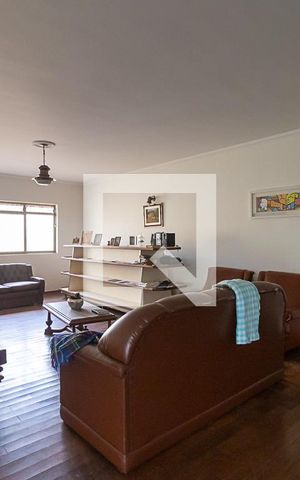 Casa à venda com 700m², 4 quartos e 4 vagas Casa à venda com 700m², 4 quartos e 4 vagasSala