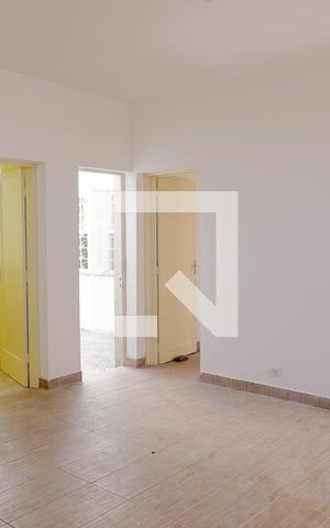 Casa à venda com 160m², 5 quartos e 2 vagas Casa à venda com 160m², 5 quartos e 2 vagasSala