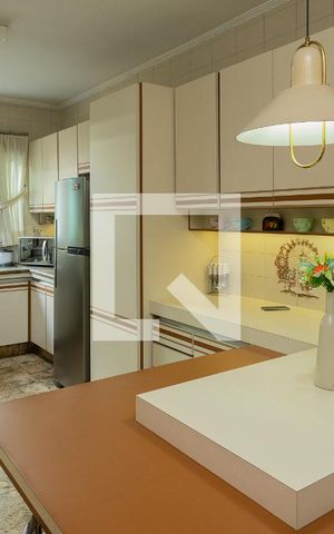 Casa à venda com 323m², 3 quartos e 5 vagas Casa à venda com 323m², 3 quartos e 5 vagasCozinha