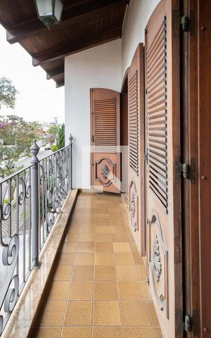 Casa à venda com 323m², 3 quartos e 5 vagas Casa à venda com 323m², 3 quartos e 5 vagasSacada - Suíte e Quarto 3