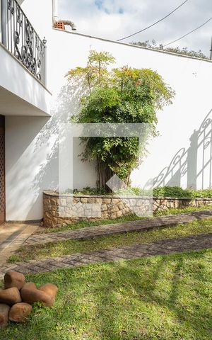 Casa à venda com 323m², 3 quartos e 5 vagas Casa à venda com 323m², 3 quartos e 5 vagasGaragem