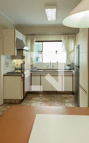 Casa à venda com 323m², 3 quartos e 5 vagas Casa à venda com 323m², 3 quartos e 5 vagasCozinha