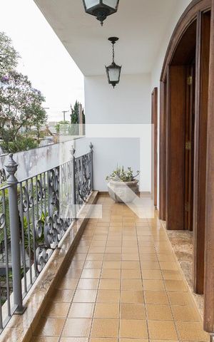 Casa à venda com 323m², 3 quartos e 5 vagas Casa à venda com 323m², 3 quartos e 5 vagasSacada