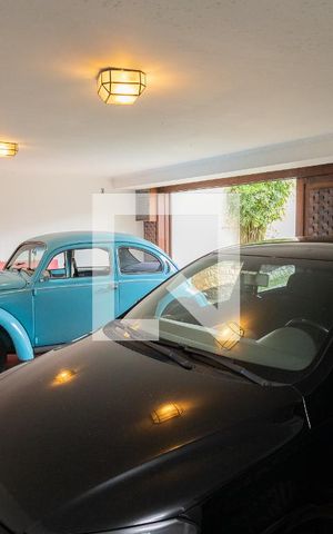 Casa à venda com 323m², 3 quartos e 5 vagas Casa à venda com 323m², 3 quartos e 5 vagasGaragem
