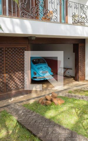 Casa à venda com 323m², 3 quartos e 5 vagas Casa à venda com 323m², 3 quartos e 5 vagasGaragem