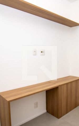 Apartamento à venda com 65m², 2 quartos e 1 vaga Apartamento à venda com 65m², 2 quartos e 1 vagaQuarto- bancada de escrivaninha e persiana
