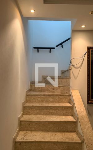 Casa à venda com 320m², 2 quartos e 8 vagasEscada
