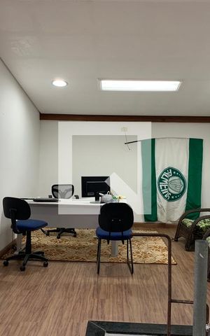 Casa à venda com 320m², 2 quartos e 8 vagasEscritório