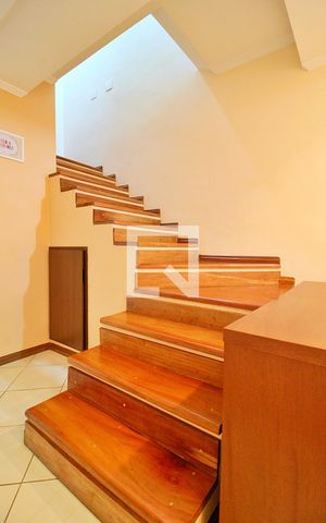 Casa à venda com 200m², 3 quartos e 4 vagasEscada