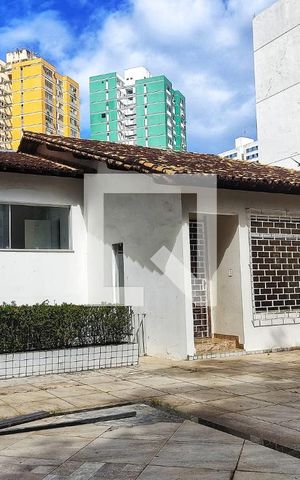 Casa para alugar com 421m², 5 quartos e 4 vagas Casa para alugar com 421m², 5 quartos e 4 vagasFachada