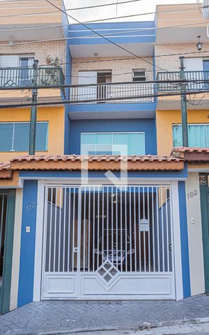 Casa à venda com 240m², 3 quartos e 3 vagas Casa à venda com 240m², 3 quartos e 3 vagasFachada