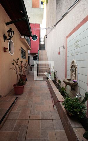 Casa à venda com 284m², 3 quartos e 2 vagas Casa à venda com 284m², 3 quartos e 2 vagasEscada
