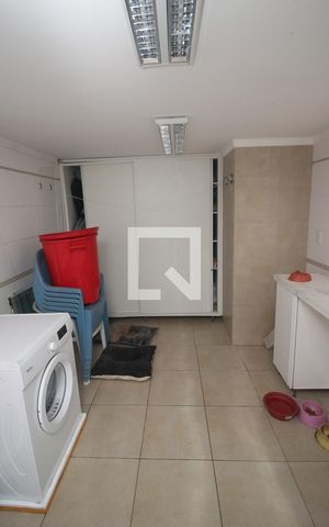 Casa à venda com 670m², 6 quartos e 8 vagas Casa à venda com 670m², 6 quartos e 8 vagasÁrea de Serviço