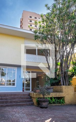 Casa à venda com 250m², 4 quartos e 2 vagas Casa à venda com 250m², 4 quartos e 2 vagasFachada