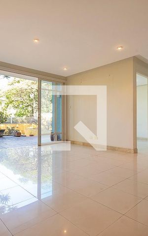 Casa à venda com 250m², 4 quartos e 2 vagas Casa à venda com 250m², 4 quartos e 2 vagasSala