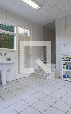 Casa à venda com 250m², 4 quartos e 2 vagas Casa à venda com 250m², 4 quartos e 2 vagasÁrea de Serviço