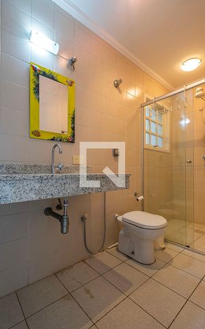 Casa à venda com 250m², 4 quartos e 2 vagas Casa à venda com 250m², 4 quartos e 2 vagasÁrea de Serviço - Banheiro