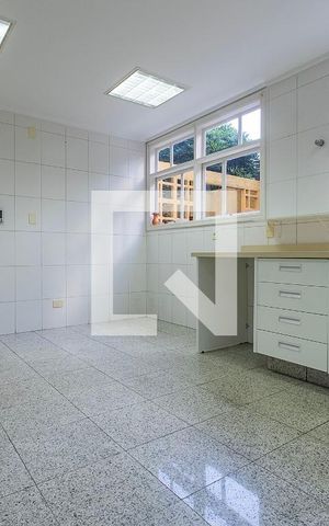 Casa à venda com 250m², 4 quartos e 2 vagas Casa à venda com 250m², 4 quartos e 2 vagasCozinha