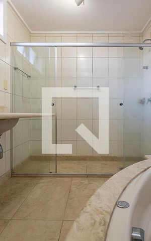 Casa à venda com 250m², 4 quartos e 2 vagas Casa à venda com 250m², 4 quartos e 2 vagasSuíte - Banheiro