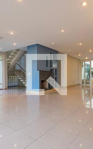Casa à venda com 250m², 4 quartos e 2 vagas Casa à venda com 250m², 4 quartos e 2 vagasSala